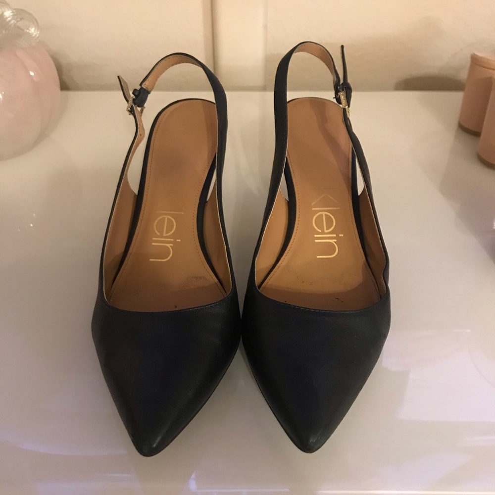 Black pointy pumps